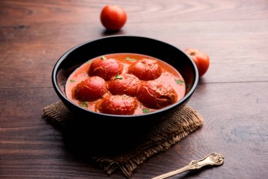 Domates Salan veya Tamatar sabzi veya köri. Hindistan'dan ana yemek tarifi. bir kase de servis edilir. seçici odaklama