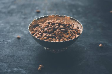 Hint charoly / Buchanania lanzan / Bir kase veya kazık içinde Almondette çekirdek tohumları. seçici odaklama