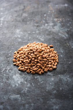Hint charoli / Buchanania lanzan / Bir kase veya kazık içinde Badem çekirdeği tohumları. seçici odaklama