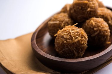 Jaggery hindistan cevizi Laddoo / Nariyal gur ke laddu, rakshabandhan / rakhi pournima gibi festivaller için hint tatlı gıda