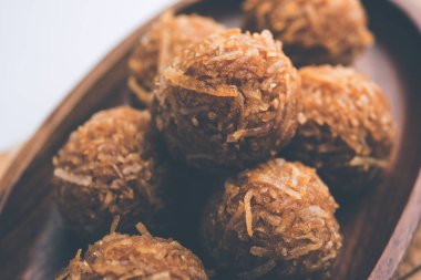 Jaggery hindistan cevizi Laddoo / Nariyal gur ke laddu, rakshabandhan / rakhi pournima gibi festivaller için hint tatlı gıda