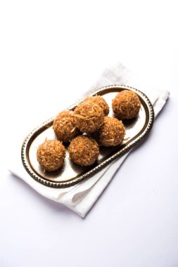 Jaggery hindistan cevizi Laddoo / Nariyal gur ke laddu, rakshabandhan / rakhi pournima gibi festivaller için hint tatlı gıda