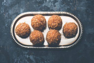 Jaggery hindistan cevizi Laddoo / Nariyal gur ke laddu, rakshabandhan / rakhi pournima gibi festivaller için hint tatlı gıda