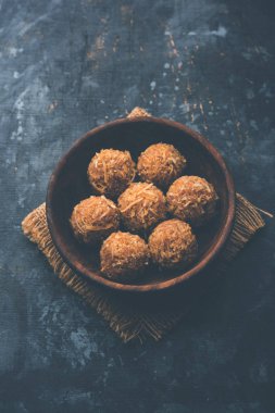 Jaggery hindistan cevizi Laddoo / Nariyal gur ke laddu, rakshabandhan / rakhi pournima gibi festivaller için hint tatlı gıda