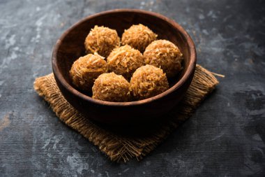 Jaggery hindistan cevizi Laddoo / Nariyal gur ke laddu, rakshabandhan / rakhi pournima gibi festivaller için hint tatlı gıda