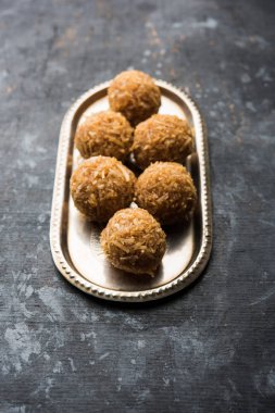 Jaggery hindistan cevizi Laddoo / Nariyal gur ke laddu, rakshabandhan / rakhi pournima gibi festivaller için hint tatlı gıda