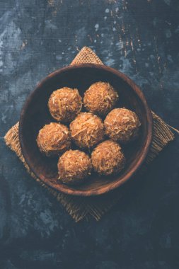 Jaggery hindistan cevizi Laddoo / Nariyal gur ke laddu, rakshabandhan / rakhi pournima gibi festivaller için hint tatlı gıda