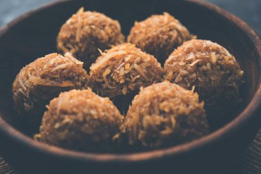 Jaggery hindistan cevizi Laddoo / Nariyal gur ke laddu, rakshabandhan / rakhi pournima gibi festivaller için hint tatlı gıda