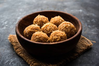 Jaggery hindistan cevizi Laddoo / Nariyal gur ke laddu, rakshabandhan / rakhi pournima gibi festivaller için hint tatlı gıda