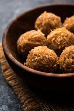 Jaggery hindistan cevizi Laddoo / Nariyal gur ke laddu, rakshabandhan / rakhi pournima gibi festivaller için hint tatlı gıda