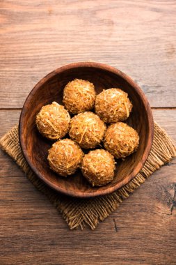 Jaggery hindistan cevizi Laddoo / Nariyal gur ke laddu, rakshabandhan / rakhi pournima gibi festivaller için hint tatlı gıda