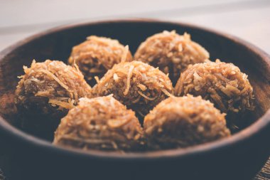 Jaggery hindistan cevizi Laddoo / Nariyal gur ke laddu, rakshabandhan / rakhi pournima gibi festivaller için hint tatlı gıda