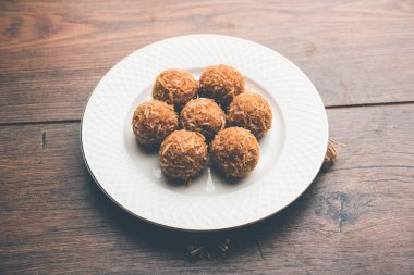 Jaggery hindistan cevizi Laddoo / Nariyal gur ke laddu, rakshabandhan / rakhi pournima gibi festivaller için hint tatlı gıda