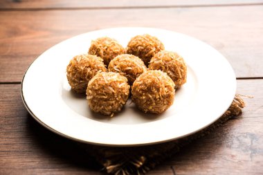 Jaggery hindistan cevizi Laddoo / Nariyal gur ke laddu, rakshabandhan / rakhi pournima gibi festivaller için hint tatlı gıda