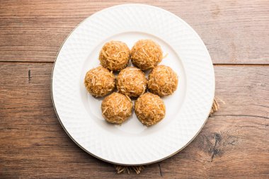 Jaggery hindistan cevizi Laddoo / Nariyal gur ke laddu, rakshabandhan / rakhi pournima gibi festivaller için hint tatlı gıda