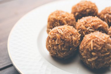 Jaggery hindistan cevizi Laddoo / Nariyal gur ke laddu, rakshabandhan / rakhi pournima gibi festivaller için hint tatlı gıda