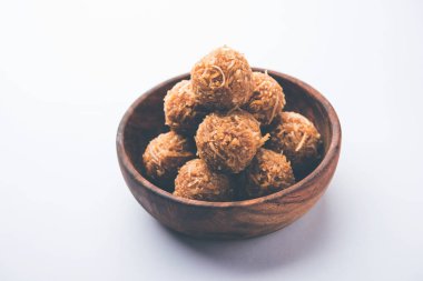 Jaggery hindistan cevizi Laddoo / Nariyal gur ke laddu, rakshabandhan / rakhi pournima gibi festivaller için hint tatlı gıda