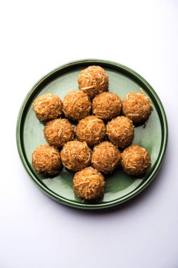 Jaggery hindistan cevizi Laddoo / Nariyal gur ke laddu, rakshabandhan / rakhi pournima gibi festivaller için hint tatlı gıda