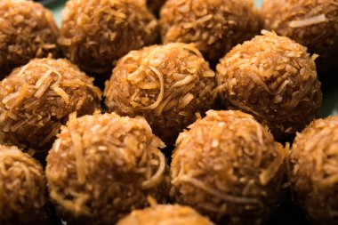 Jaggery hindistan cevizi Laddoo / Nariyal gur ke laddu, rakshabandhan / rakhi pournima gibi festivaller için hint tatlı gıda