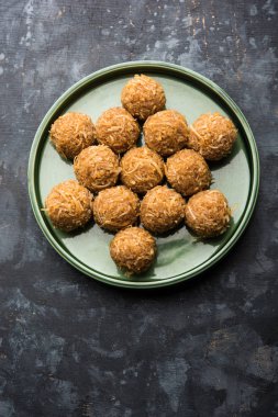 Jaggery hindistan cevizi Laddoo / Nariyal gur ke laddu, rakshabandhan / rakhi pournima gibi festivaller için hint tatlı gıda