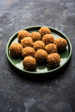 Jaggery hindistan cevizi Laddoo / Nariyal gur ke laddu, rakshabandhan / rakhi pournima gibi festivaller için hint tatlı gıda
