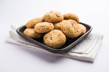 Nan khatai veya Nankhatai kuru meyve yüklü otantik bir Hint tatlı ve tuzlu yumurtasız çerez 