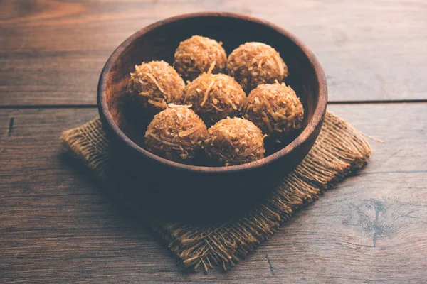 Jaggery hindistan cevizi Laddoo / Nariyal gur ke laddu, rakshabandhan / rakhi pournima gibi festivaller için hint tatlı gıda