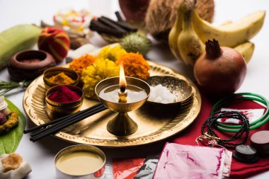 Pooja Malzeme / Puja Sahitya Hindistan Hindu Din, bir grup halinde düzenlenmiştir. seçici odaklama