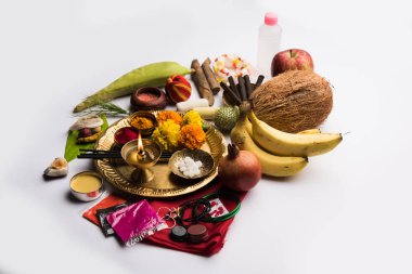 Pooja Malzeme / Puja Sahitya Hindistan Hindu Din, bir grup halinde düzenlenmiştir. seçici odaklama
