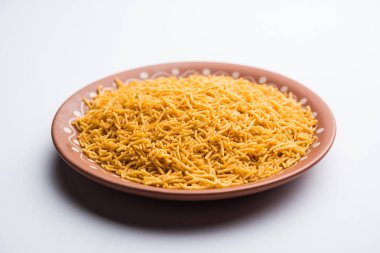 Aloo Bhujiya veya Patates Bhujia da Namkeen sev olarak da bilinir. Popüler Bikaneri tarifi bir kase veya tabakta servis edilir. seçici odaklama