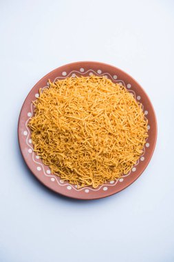 Aloo Bhujiya veya Patates Bhujia da Namkeen sev olarak da bilinir. Popüler Bikaneri tarifi bir kase veya tabakta servis edilir. seçici odaklama