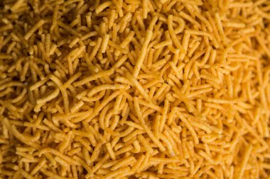 Aloo Bhujiya veya Patates Bhujia da Namkeen sev olarak da bilinir. Popüler Bikaneri tarifi bir kase veya tabakta servis edilir. seçici odaklama