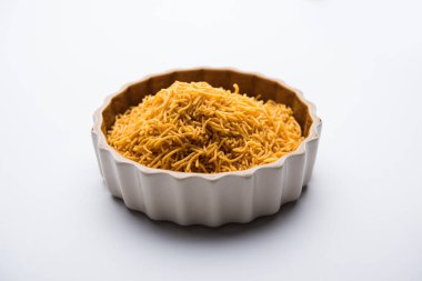 Aloo Bhujiya veya Patates Bhujia da Namkeen sev olarak da bilinir. Popüler Bikaneri tarifi bir kase veya tabakta servis edilir. seçici odaklama