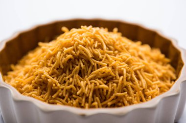 Aloo Bhujiya veya Patates Bhujia da Namkeen sev olarak da bilinir. Popüler Bikaneri tarifi bir kase veya tabakta servis edilir. seçici odaklama