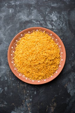 Aloo Bhujiya veya Patates Bhujia da Namkeen sev olarak da bilinir. Popüler Bikaneri tarifi bir kase veya tabakta servis edilir. seçici odaklama