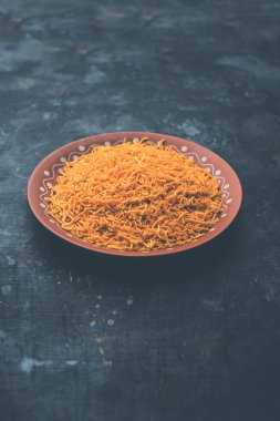 Aloo Bhujiya veya Patates Bhujia da Namkeen sev olarak da bilinir. Popüler Bikaneri tarifi bir kase veya tabakta servis edilir. seçici odaklama