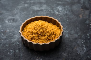 Aloo Bhujiya veya Patates Bhujia da Namkeen sev olarak da bilinir. Popüler Bikaneri tarifi bir kase veya tabakta servis edilir. seçici odaklama