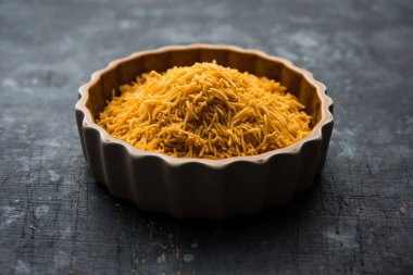 Aloo Bhujiya veya Patates Bhujia da Namkeen sev olarak da bilinir. Popüler Bikaneri tarifi bir kase veya tabakta servis edilir. seçici odaklama