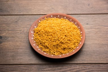 Aloo Bhujiya veya Patates Bhujia da Namkeen sev olarak da bilinir. Popüler Bikaneri tarifi bir kase veya tabakta servis edilir. seçici odaklama