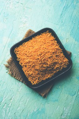 Aloo Bhujiya veya Patates Bhujia da Namkeen sev olarak da bilinir. Popüler Bikaneri tarifi bir kase veya tabakta servis edilir. seçici odaklama