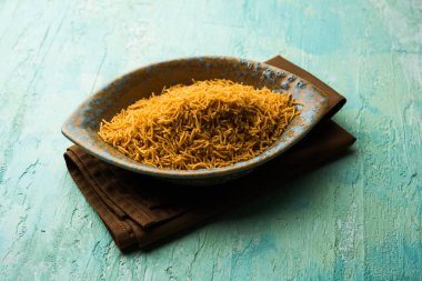 Aloo Bhujiya veya Patates Bhujia da Namkeen sev olarak da bilinir. Popüler Bikaneri tarifi bir kase veya tabakta servis edilir. seçici odaklama