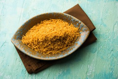 Aloo Bhujiya veya Patates Bhujia da Namkeen sev olarak da bilinir. Popüler Bikaneri tarifi bir kase veya tabakta servis edilir. seçici odaklama