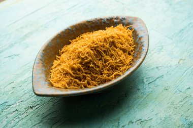 Aloo Bhujiya veya Patates Bhujia da Namkeen sev olarak da bilinir. Popüler Bikaneri tarifi bir kase veya tabakta servis edilir. seçici odaklama