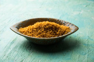 Aloo Bhujiya veya Patates Bhujia da Namkeen sev olarak da bilinir. Popüler Bikaneri tarifi bir kase veya tabakta servis edilir. seçici odaklama