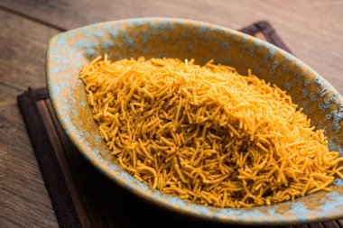 Aloo Bhujiya veya Patates Bhujia da Namkeen sev olarak da bilinir. Popüler Bikaneri tarifi bir kase veya tabakta servis edilir. seçici odaklama