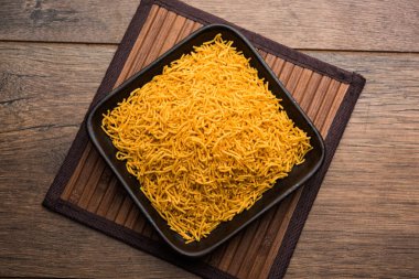 Aloo Bhujiya veya Patates Bhujia da Namkeen sev olarak da bilinir. Popüler Bikaneri tarifi bir kase veya tabakta servis edilir. seçici odaklama