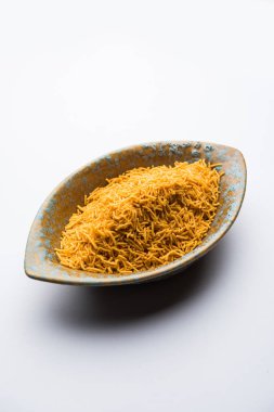 Aloo Bhujiya veya Patates Bhujia da Namkeen sev olarak da bilinir. Popüler Bikaneri tarifi bir kase veya tabakta servis edilir. seçici odaklama