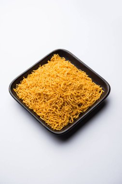 Aloo Bhujiya veya Patates Bhujia da Namkeen sev olarak da bilinir. Popüler Bikaneri tarifi bir kase veya tabakta servis edilir. seçici odaklama