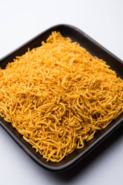 Aloo Bhujiya veya Patates Bhujia da Namkeen sev olarak da bilinir. Popüler Bikaneri tarifi bir kase veya tabakta servis edilir. seçici odaklama