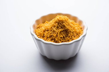 Aloo Bhujiya veya Patates Bhujia da Namkeen sev olarak da bilinir. Popüler Bikaneri tarifi bir kase veya tabakta servis edilir. seçici odaklama